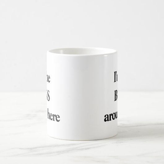 FUNNY BLACK TYPOGRAPHY - Ich bin hier der BOSS Kaffeetasse (Mittel)