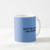 Funny Blue "I run this place" Zitat Kaffeetasse (VorderseiteRechts)