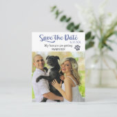 Funny Blue Text Rette das Hochzeitdatum mit Hund Postkarte (Stehend Vorderseite)