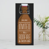 Funny Bonfire & Bier BQ Grillparty Engagement Part Einladung (Stehend Vorderseite)