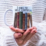 Funny Book Lover Zitat Ich habe keine Kontrolle Kaffeetasse<br><div class="desc">Ein wunderschönes Buch-Liebhaber-Design mit vielen Aquarellbüchern und Vögeln mit einem individualisierbaren Zitat "Ich habe keine Regal-Kontrolle" und einem Namen für ein personalisiertes Geschenk für Ihre Buchliebhaber und Familienmitglieder oder Buchklubmitglieder.</div>