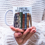 Funny Book Lover Zitat Niedliche Katzen Name der B Kaffeetasse<br><div class="desc">Ein wunderschönes Buch-Liebhaber-Design mit vielen Aquarellbüchern und niedlichen Kätzchen mit dem individualisierbaren Zitat "Ich habe keine Regal-Kontrolle" und einem Namen für ein personalisiertes Geschenk für Ihre Liebhaber des Buches,  Familienmitglieder oder Buchklubmitglieder.</div>