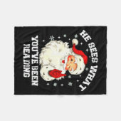Funny Bookish Christmas He Sees What Youve Been Re Fleecedecke (Vorderseite (Horizontal))