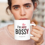 Funny Bossy Boss Kaffeetasse<br><div class="desc">Diese ungewöhnliche Kaffeemaschine verkündet mutig "Ich bin sehr BOSSY", nur mit einer Drehung! Die "sehr" und "y" wurden absichtlich gestrichen, durch "die" ersetzt und dann mit dem Namen Ihres Chefs personalisiert. Machen Sie Ihren Bürokameraden klopfen, während Sie alle, die das Sagen haben, subtil daran erinnern. Boost Office Morale mit Spaß...</div>