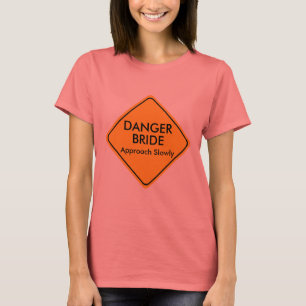 Funny Bride Wedding T Shirt — Gefährdete Braut