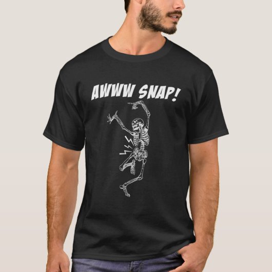 Funny Broken Bone Awww Snap! Skeleton Skull Surger T-Shirt (Vorderseite)