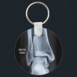 Funny Broken Fibula Xray "Break Time" Schlüsselanhänger<br><div class="desc">Ein offenkundig gebrochener Knochen wird auf diesem Radiograph gezeigt,  mit dem Satz,  dass jede krasse Technologie sich darauf freut: "Zeit ausbrechen".</div>