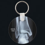 Funny Broken Fibula Xray "Break Time" Schlüsselanhänger<br><div class="desc">Ein offenkundig gebrochener Knochen wird auf diesem Radiograph gezeigt, mit dem Satz, dass jede krasse Technologie sich darauf freut: "Zeit ausbrechen".</div>