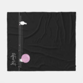 Funny Bubblegum Birds on a Wire Black Fleecedecke (Vorderseite (Horizontal))