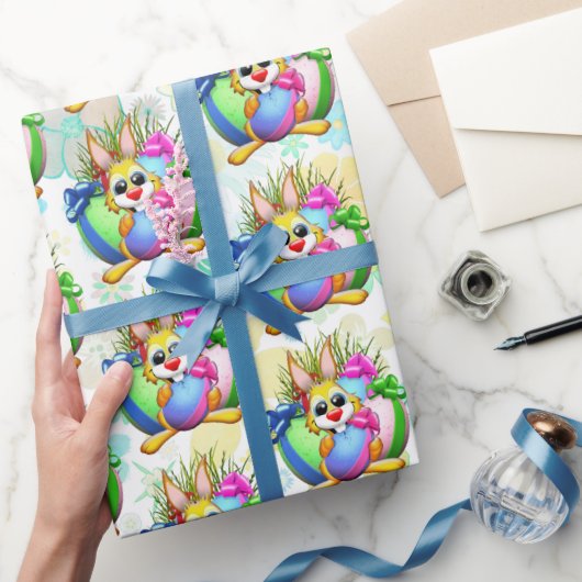 Funny Bunny biting an Easter Egg Geschenkpapier (Schenken)