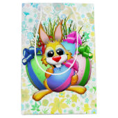 Funny Bunny biting an Easter Egg Mittlere Geschenktüte (Vorderseite)