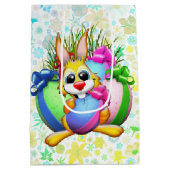 Funny Bunny biting an Easter Egg Mittlere Geschenktüte (Rückseite)
