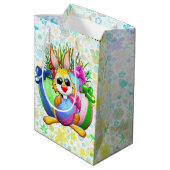 Funny Bunny biting an Easter Egg Mittlere Geschenktüte (Rückseite Schrägansicht)