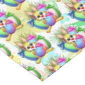 Funny Bunny biting an Easter Egg Tischdecke (Schrägansicht)