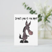 Funny Button es nicht auf Me Donkey Cartoon Postkarte (Stehend Vorderseite)