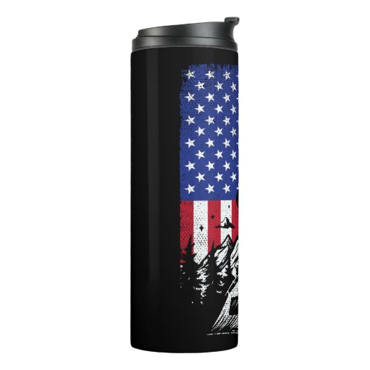 Funny Camping Wandern über Amerikanische Flagge Thermosbecher (Nach links gedreht)