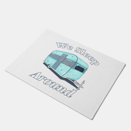 Funny Camping Wir schlafen um RV herum Fußmatte (Schrägansicht)