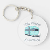 Funny Camping Wir schlafen um RV herum Schlüsselanhänger (Vorderseite)