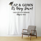 Funny Cap and Gown - Es geht über den Stand des Fo Wandteppich (Beispiel)