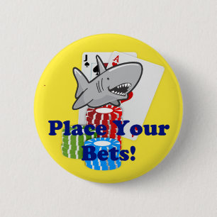Funny Card Shark Gambling Cartoon mit Poker Chips Button