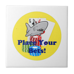 Funny Card Shark Gambling Cartoon mit Poker Chips Fliese