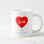 Funny Cardiologis Lub Dub Beating Heart Sounds Jumbo-Tasse<br><div class="desc">Die lustigen Kardiologen Lub Dub Beating Heart Sounds Riesenkaffee Tasse zeigt den Klang, der jedem Arzt und Medizinstudenten vertraut ist. Niedliche Tasse sagt: "I LUB (dub) Kardiologie!" Ideal für alle, die für einen Kardiologen arbeiten... wie Krankenschwestern, Kardiolehrer, medizinische Rezeptionisten, .. oder wer mit einem Herzchirurgen verabredet ist oder verheiratet ist!...</div>
