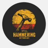 Funny Carpenter Still Hammering Out Punchlines Vin Runder Aufkleber (Vorderseite)