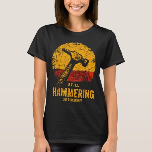 Funny Carpenter Still Hammering Out Punchlines Vin T-Shirt (Vorderseite)