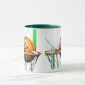 Funny Cartoon Basketball in einem Hoop Tasse (Zentrum)