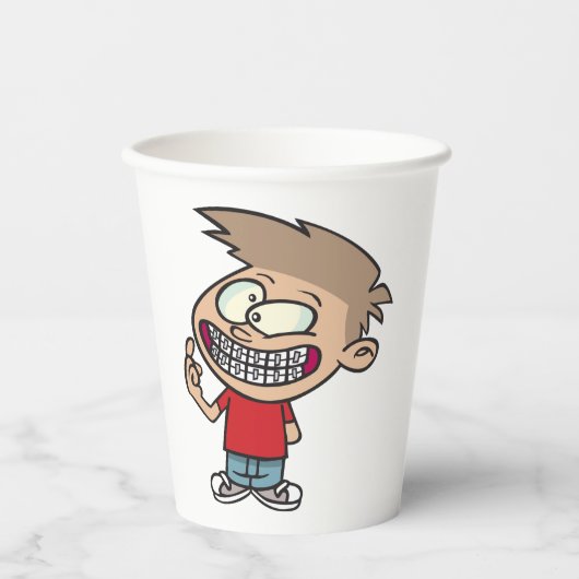 Funny Cartoon Boy mit Braces Smile Pappbecher (Vorderseite)