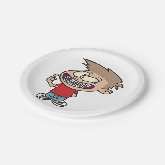 Funny Cartoon Boy mit Braces Smile Pappteller (Schrägansicht)