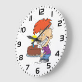 Funny Cartoon Boy with Chocolate Birthday Cake Große Wanduhr (Winkel)