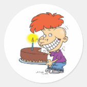 Funny Cartoon Boy with Chocolate Birthday Cake Runder Aufkleber (Vorderseite)