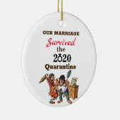 Funny Cartoon Couple Marriage 2020 Quarantine Keramik Ornament (Rechts)