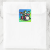 Funny Cartoon Frog spielt Trommeln Quadratischer Aufkleber (Tasche)