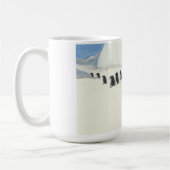 Funny Cartoon Pinguin tanzen. Kaffeetasse (Links)