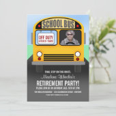 Funny Cartoon School Bus Driver Retirement Party Einladung (Stehend Vorderseite)