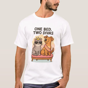 Funny Cat and Dog T - Shirt - Ein Bett, zwei Divas