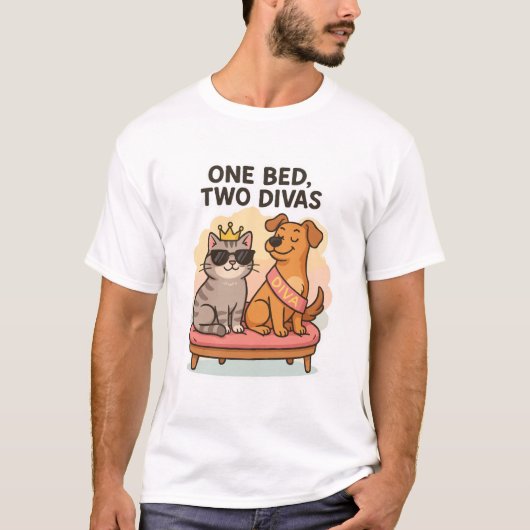 Funny Cat and Dog T - Shirt - Ein Bett, zwei Divas (Vorderseite)