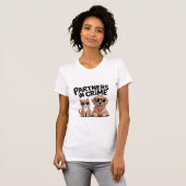 Funny Cat & Dog T-Shirt – “Partners in Crime” (Vorne ganz)