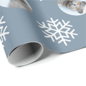 Funny Cat Face Foto Blue Snowflakes Weihnachten Geschenkpapier (Rolleneckpunkt)