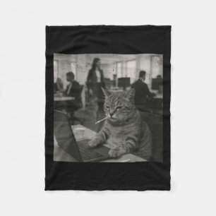 Funny Cat Meme Rauchen Zigarette bei der Arbeit Sp Fleecedecke