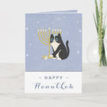 Funny Cat Menorah & Dreidel Happy Hanukkah Blue Karte<br><div class="desc">Überraschen Sie Ihre Freunde & Familie mit dieser eleganten Hanukkah Thema Grußkarte! Ändern Sie den Text einfach,  indem Sie auf die Option "Personalisieren Sie diese Vorlage" klicken.</div>