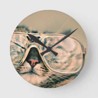 Funny Cat mit Brille Runde Wanduhr
