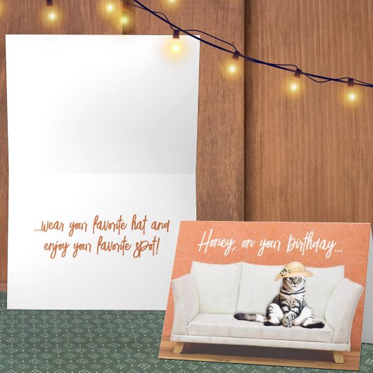 Funny Cat mit einem Sonnenhut auf einem Couch Gebu Karte