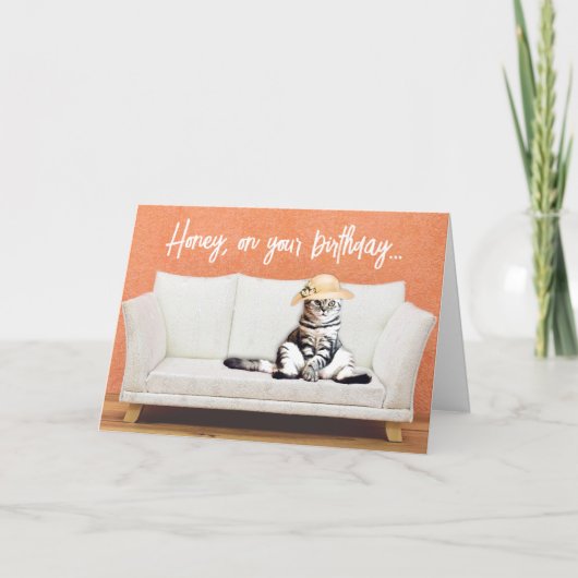 Funny Cat mit einem Sonnenhut auf einem Couch Gebu Karte (Vorderseite)