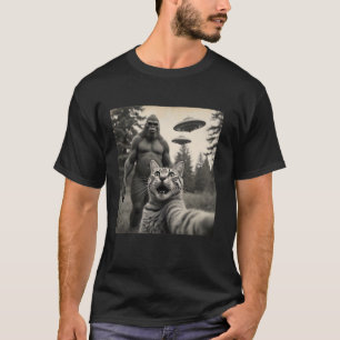 Funny Cat Selfie mit Sasquatch UFOs im Hintergrund T-Shirt