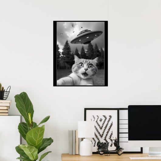Funny Cat Selfie mit UFO Alien Drones Poster (Heimbüro)