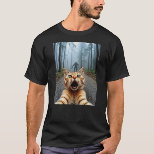 Funny Cat Selfie & Sasquatch Graphic V2 T-Shirt (Vorderseite)