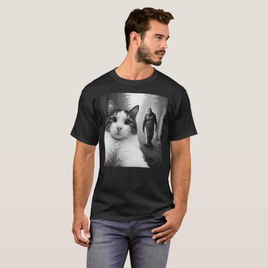 Funny Cat Selfie with Bigfoot in the Background T-Shirt (Vorne ganz)